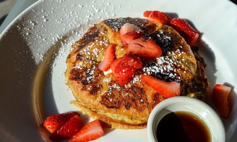 Toast topped with strawberries