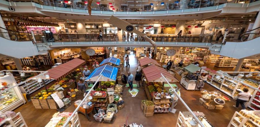 People shopping at Eataly Festival