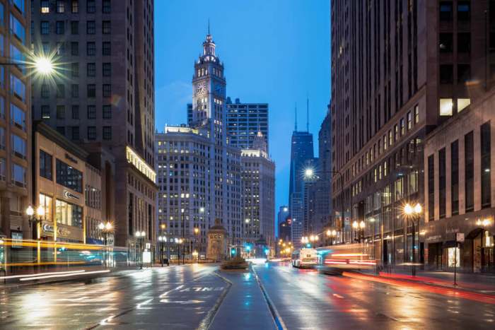 Michigan Avenue dawn – downtown Chicago, IL, USA