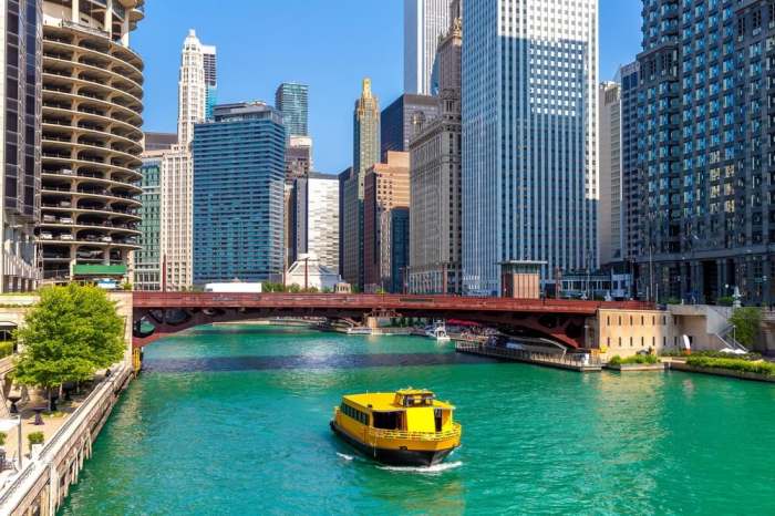 Chicago river and bridge in Chicago, Illinois, USA