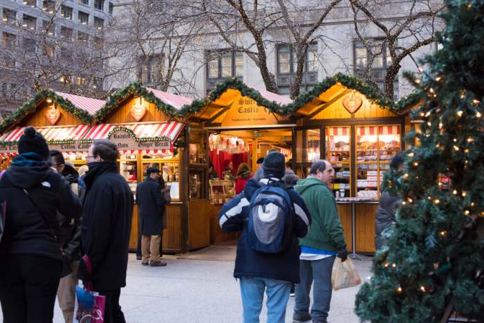 chicago december 2025 Christkindlmarket people walking into the market