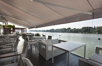 Hop Aboard This Floating Rooftop Bar at the Chicago Riverwalk on Summer Weekends